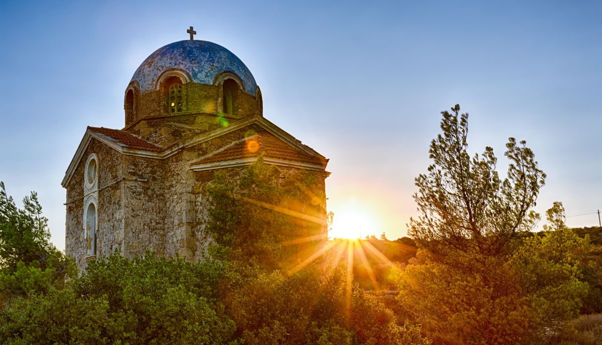 #NouPouLandmarks: Άγιος Ιωάννης Πρόδρομος, το εγκαταλελειμμένο εκκλησάκι στη «στοιχειωμένη» συνοικία στο Σούνιο
