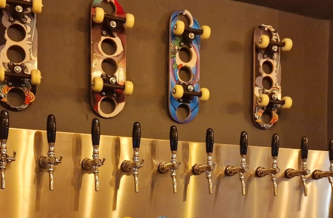 Το Leaky Tap είναι το νέο taproom του Πειραιά για craft μπίρες με την παρέα