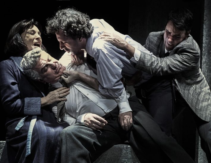 Οι θεατρικές παραστάσεις που δεν θέλουμε να χάσουμε αυτό τον χειμώνα