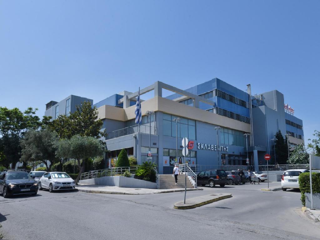 Πωλούνται τα ακίνητα που φιλοξενούν Σκλαβενίτη, Public και Melekos στην Αργυρούπολη