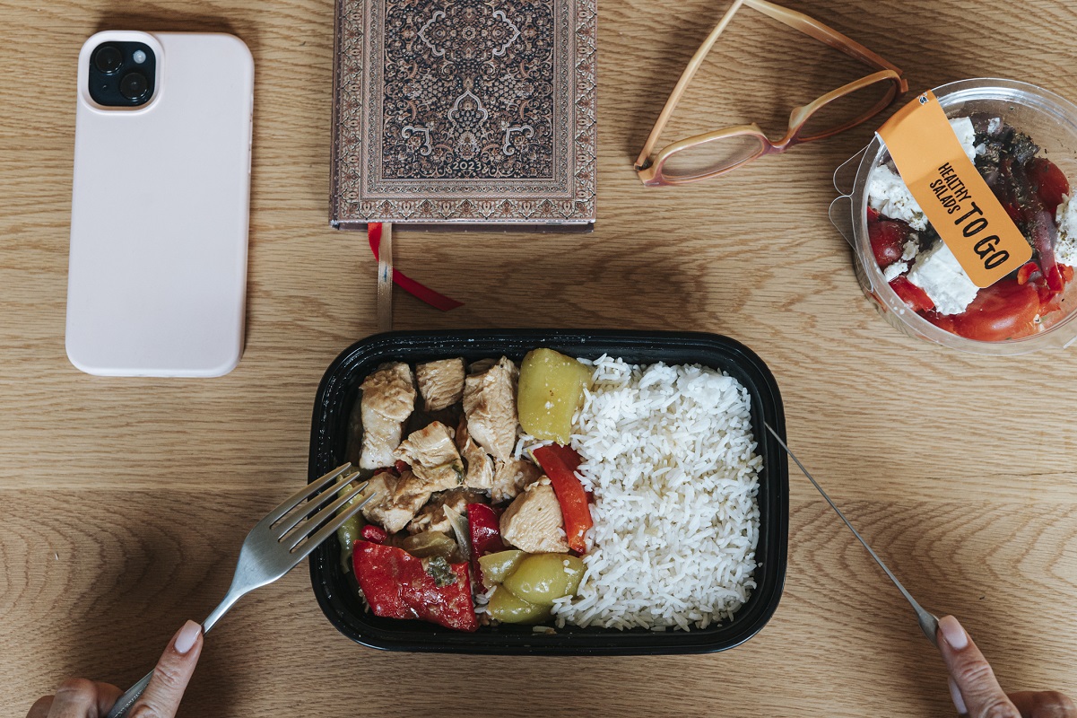 Ξέρουμε από πού θα παραγγείλεις τα πιο budget friendly μαγειρευτά για το γραφείο