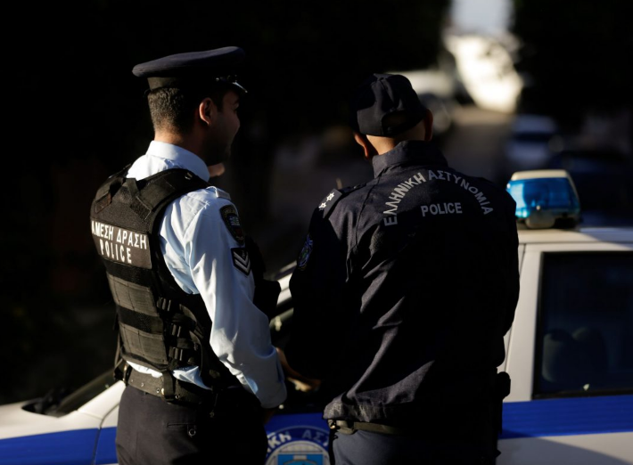 Τροχαίο στην Παραλιακή: Χωρίς δίπλωμα ο 20χρονος οδηγός του αυτοκινήτου που «καρφώθηκε» σε κολώνα