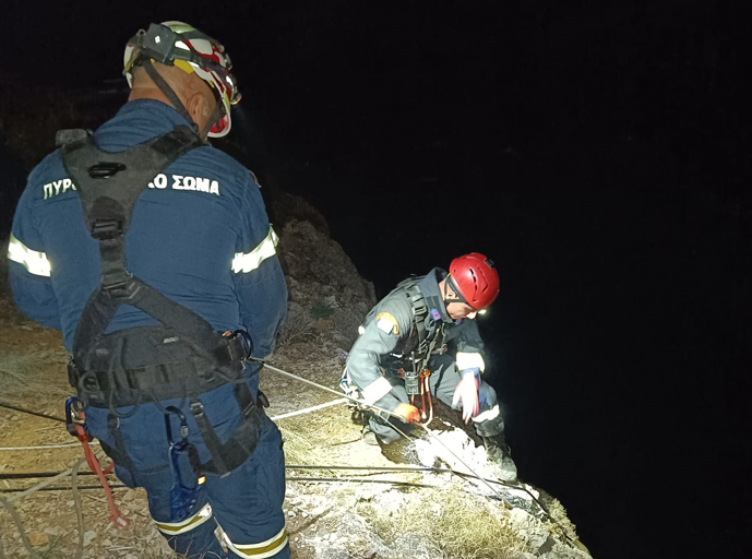 Βάρκιζα: Επιχείρηση απεγκλωβισμού ατόμου από βράχους