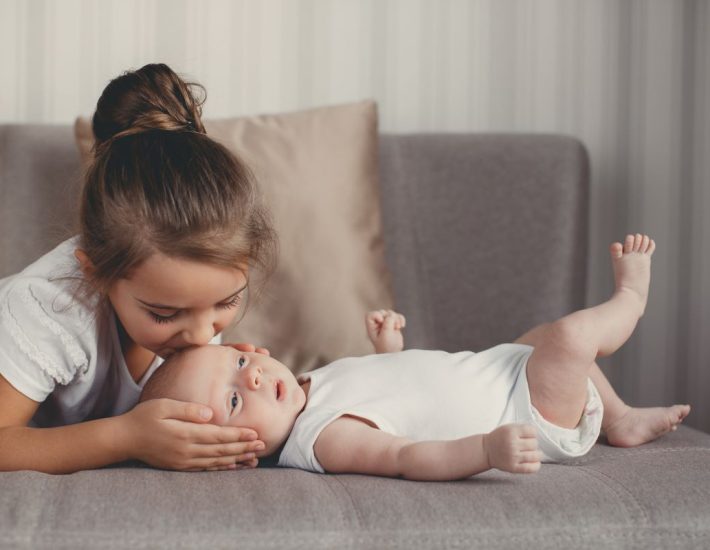 Πώς θα προστατέψουμε το μωρό από τις ιώσεις που φέρνει στο σπίτι το αδελφάκι του