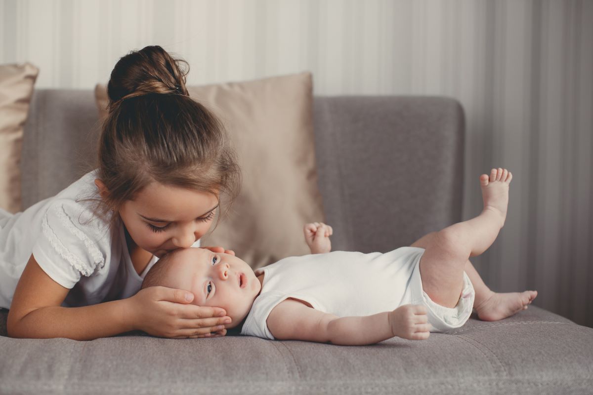 Πώς θα προστατέψουμε το μωρό από τις ιώσεις που φέρνει στο σπίτι το αδελφάκι του