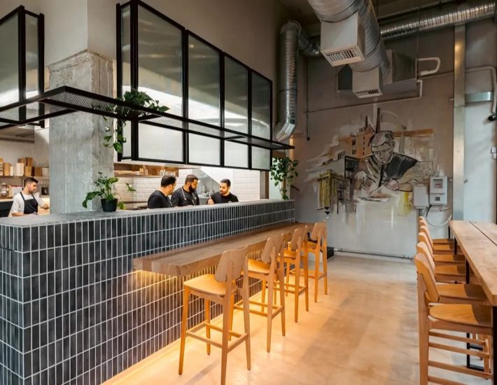 Ortsag: Ο βραβευμένος με Michelin Αλέξανδρος Τσιοτίνης σερβίρει ποιοτικά burgers στο νέο hip streetfoodάδικο της πόλης