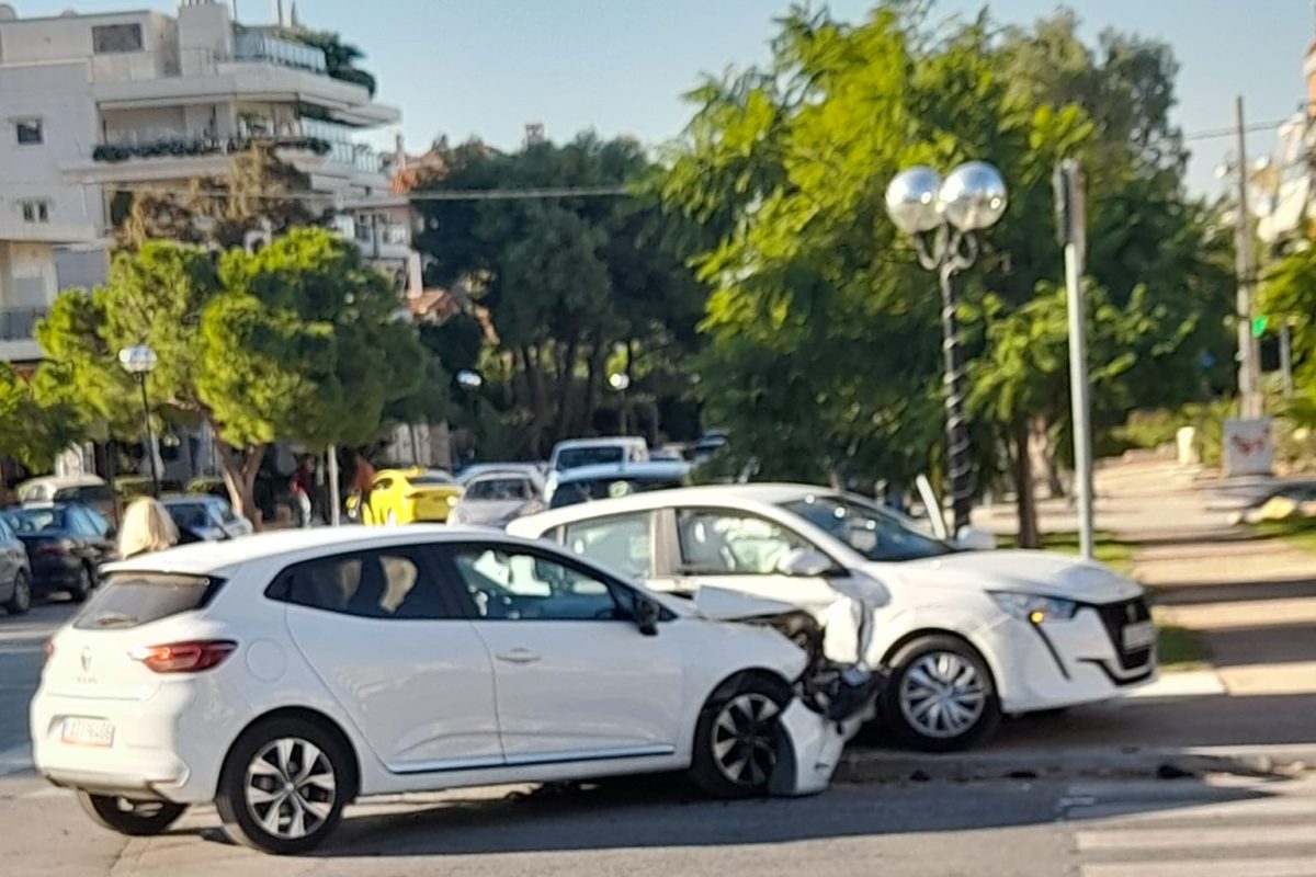 Βούλα: Τροχαίο στη διασταύρωση Σωκράτους και Παπάγου