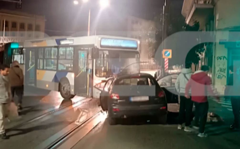 Πειραιάς: Λεωφορείο συγκρούστηκε με αυτοκίνητο – Δύο τραυματίες