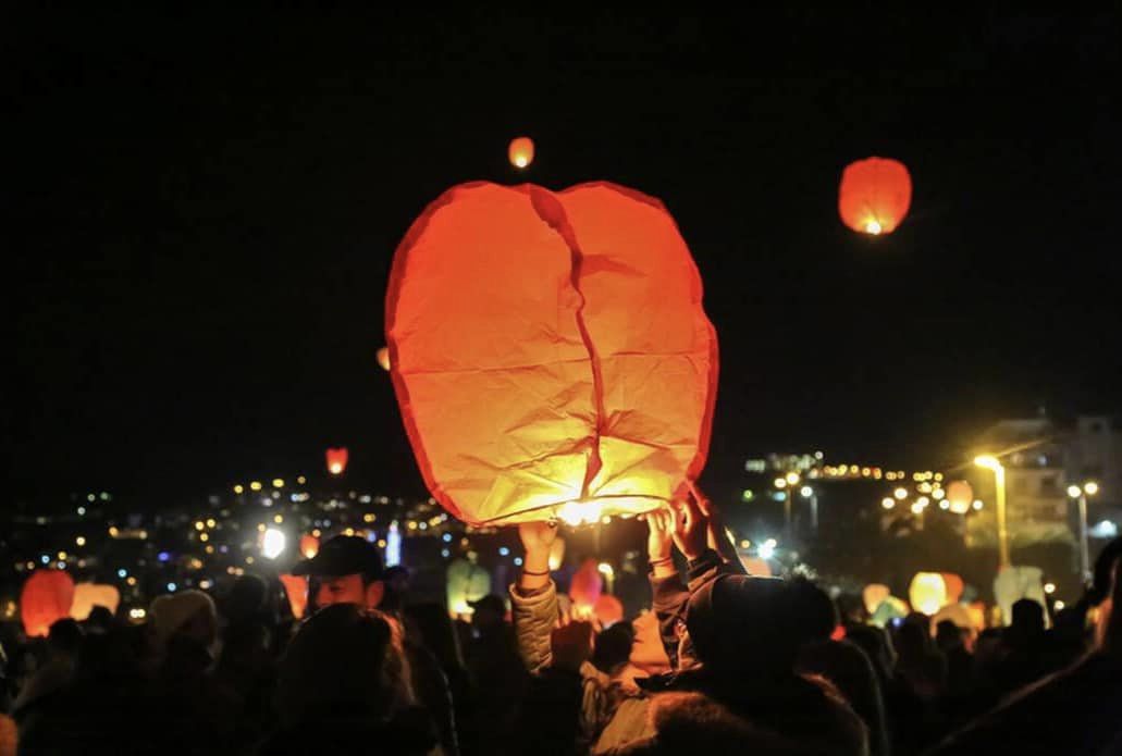 Fanarakia Christmas Event: Την Τρίτη 2 Ιανουαρίου ο ουρανός της Γλυφάδας γεμίζει φαναράκια