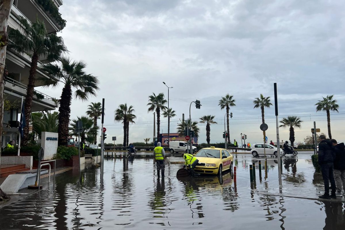 Παλαιό Φάληρο: Πλημμύρισαν δρόμοι -Με δυσκολία η κυκλοφορία των οχημάτων