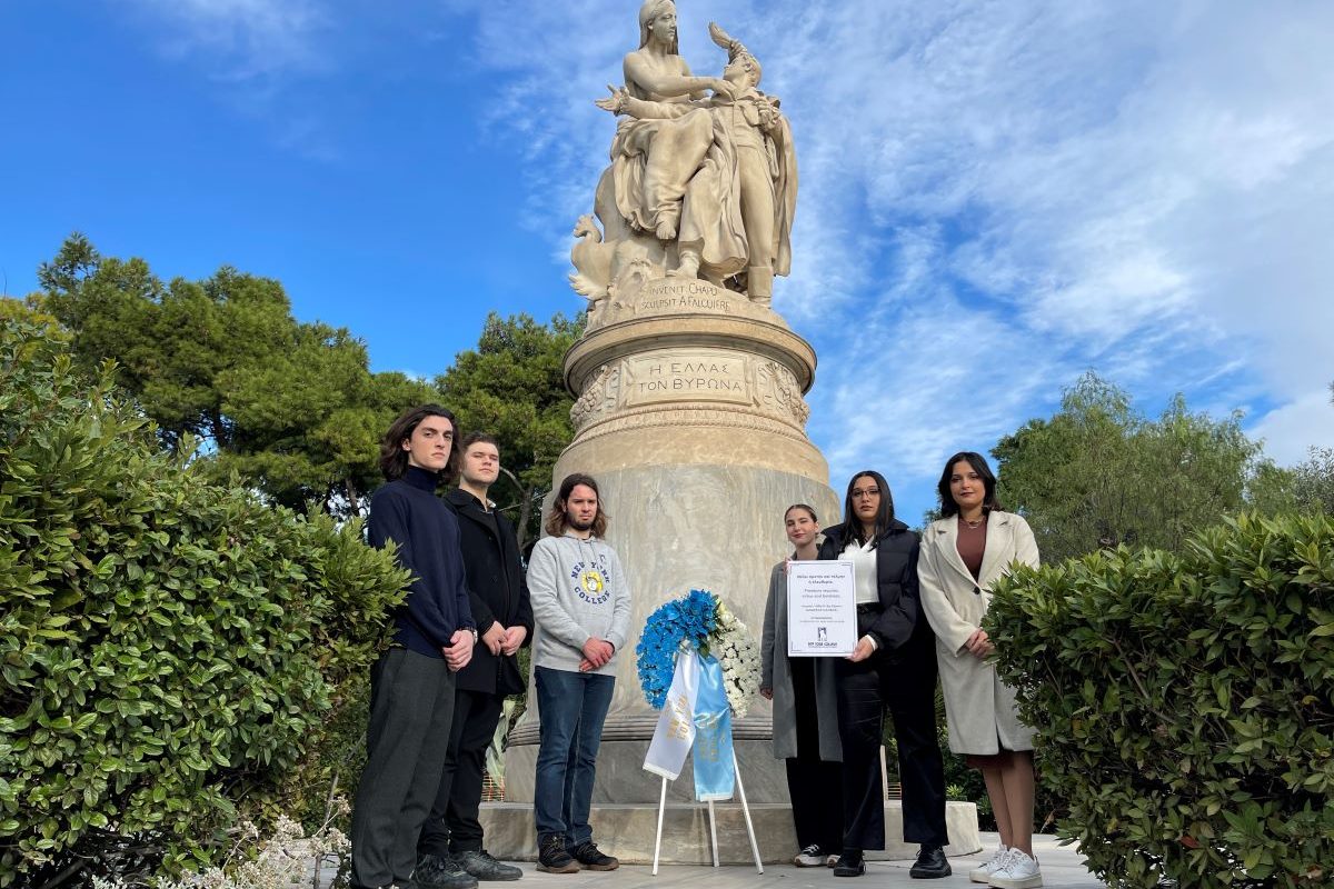 New York College: Φοιτητές κατέθεσαν στεφάνι στο μνημείο του Λόρδου Βύρωνα