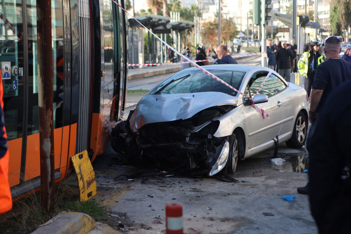 Σύγκρουση τραμ στο Παλαιό Φάληρο: Νεκρή γυναίκα που βρισκόταν στο πεζοδρόμιο