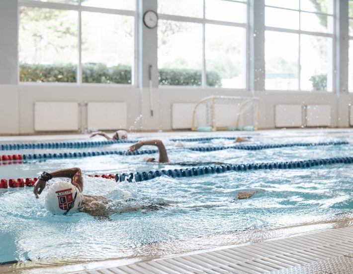 Εκπαιδευτήρια Καίσαρη: Ένα σχολείο που παίρνει δέκα με τόνο και στην κολύμβηση