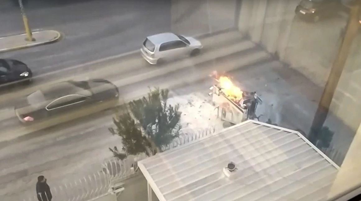 Φάληρο: Στις φλόγες τυλίχτηκε όχημα στην παραλιακή