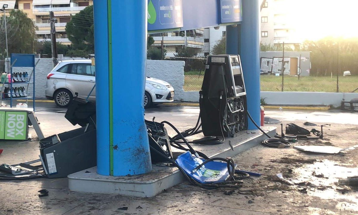 Βούλα: Αυτοκίνητο έπεσε σε βενζινάδικο – Οι επιβάτες τράπηκαν σε φυγή
