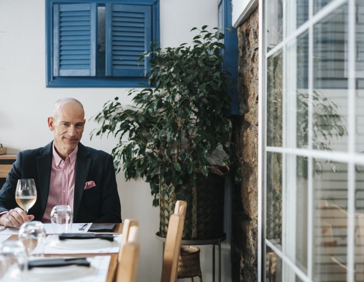 Σίμος Γεωργόπουλος: Πού τρώει (φθηνά) στα νότια ένας γευσιγνώστης