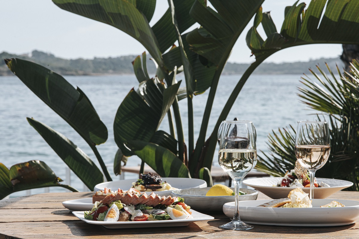 Riviera Coast: Ανανεωμένες γεύσεις με μεσογειακό άρωμα δια χειρός Γεώργιου Παππά