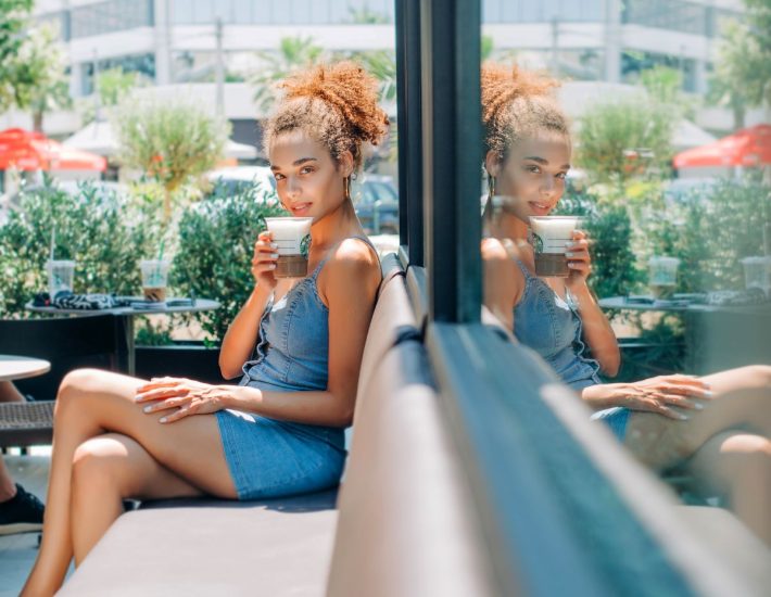 Πώς τα Starbucks στη Γλυφάδα έγιναν αγαπημένα meeting points των Νοτίων