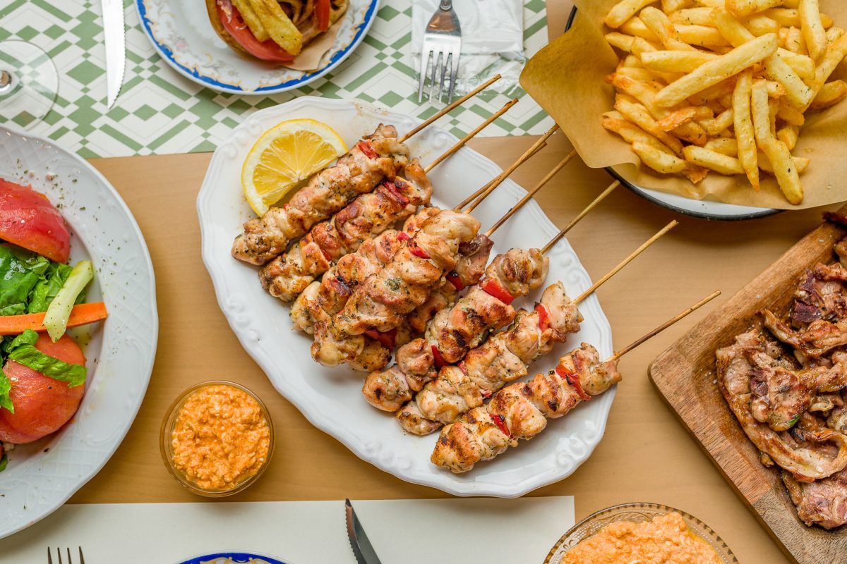 Μασίνα: Το εστιατόριο στη Συγγρού που έχει ατού τα ζουμερά κρεατικά