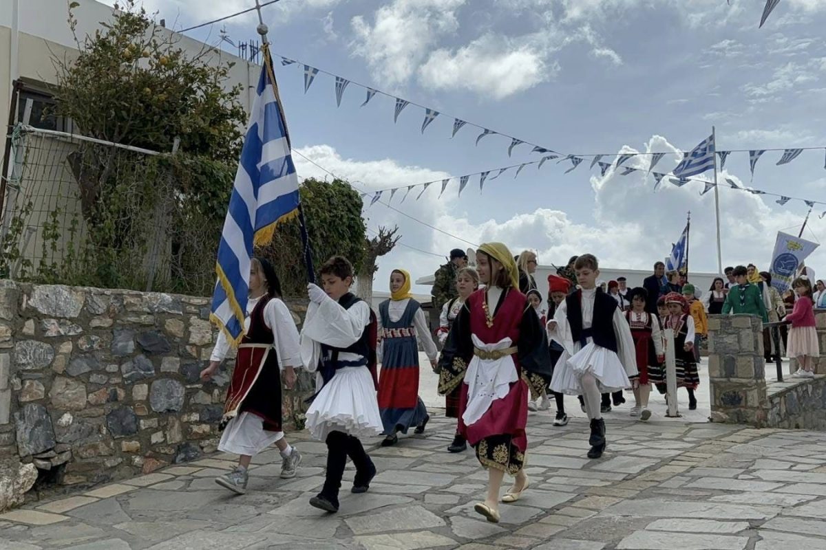 1ο Δημοτικό Βούλας: Μαθητές ταξίδεψαν στο Αγαθονήσι και παρέλασαν με τα παιδιά του νησιού