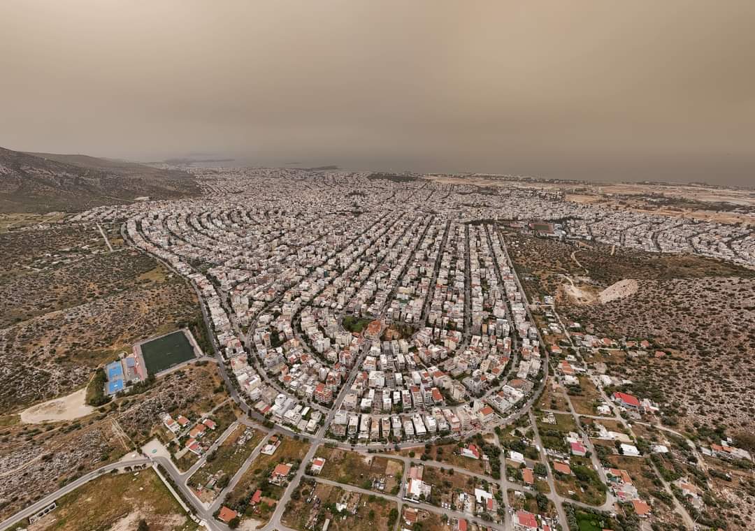 Αφρικανική σκόνη πάνω από τον ουρανό της Γλυφάδας νωρίς το απόγευμα της Τρίτης (φωτογραφία: Ζήσιμος Ζήζος)