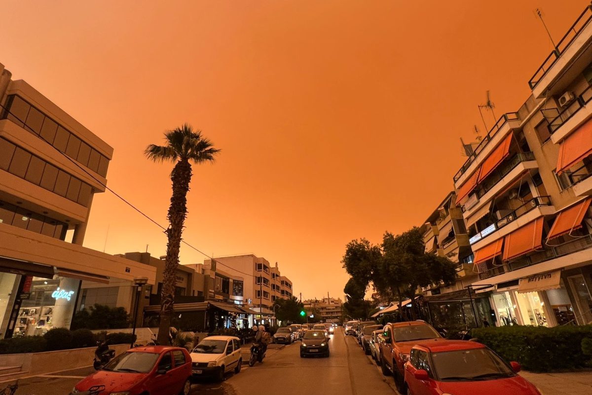 Η αφρικανική σκόνη έφτασε στα νότια προάστια – Πότε θα υποχωρήσει το φαινόμενο