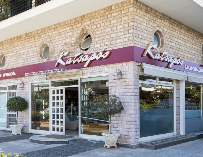 Κατσαρός, το ζαχαροπλαστείο που αγαπούν οι Γλυφαδιώτες από το 1975