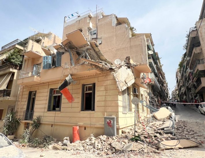 Πειραιάς: Ένας νεκρός από την κατάρρευση τμήματος κτιρίου στο Πασαλιμάνι