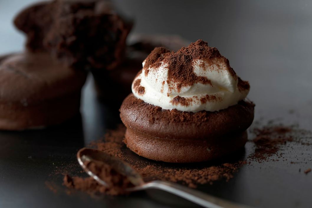 Επιχειρηματίας καταγγέλει πως βρήκε γυαλί μέσα σε γλυκό από ζαχαροπλαστείο στα νότια προάστια