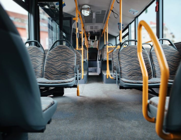 Βάρη: Συνελήφθη 17χρονος που παρίστανε τον ελεγκτή εισιτηρίων σε λεωφορεία