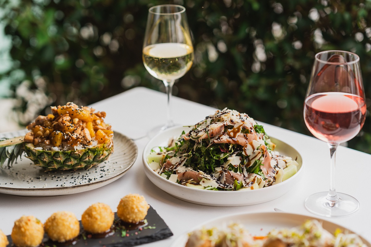 Skathari Restaurant: Γι’ αυτό το γλυκόξινο κοτόπουλο σε ανανά αξίζει να φτάσεις μέχρι τη Σαρωνίδα