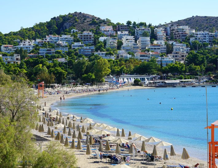 Πόσο κοστιζουν οι ξαπλώστρες στα νότια σε σχέση με άλλες παραλίες της Αττικής