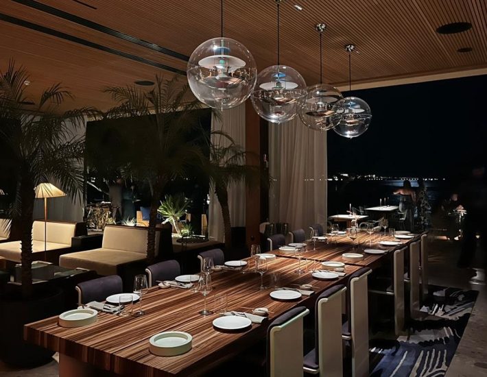 Bungalow 7: Ήμασταν εκεί το πρώτο βράδυ λειτουργίας της νέας άφιξης στην Αθηναϊκή Ριβιέρα