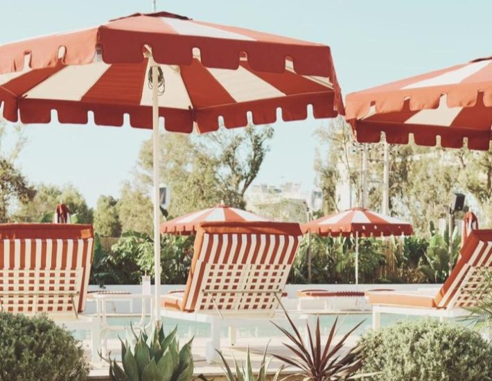 Αστέρια Γλυφάδας: Νέες εικόνες από τη ρετρό παραλία και το εστιατόριο Bungalow 7