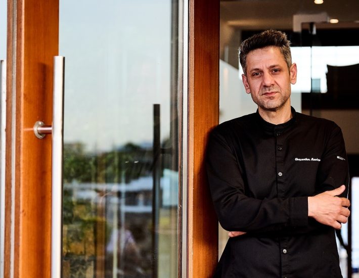 Χρύσανθος Μανωλοπούλος (Captain’s House): Συνδυάζοντας την ποιότητα των πρώτων υλών με τα ταξίδια στις γευστικές αναμνήσεις