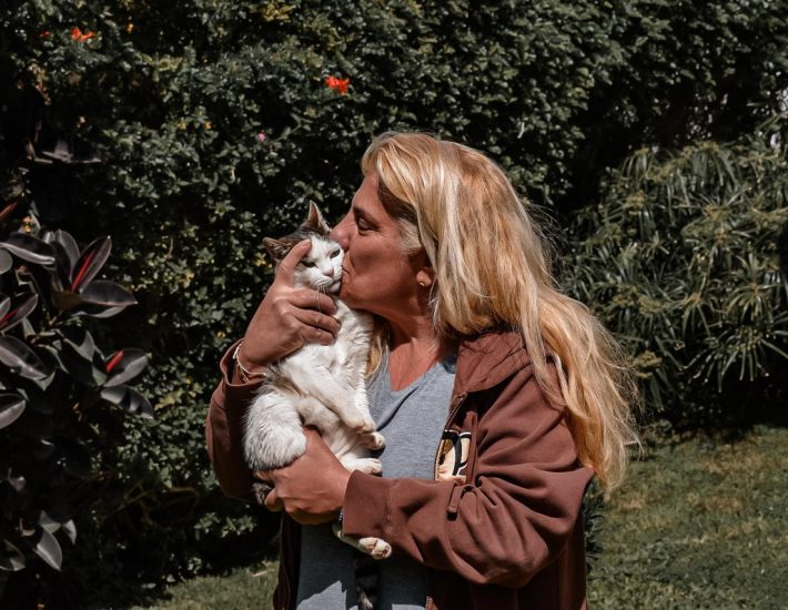 Ντόλυ, η local hero των γατοαποικιών της Βούλας