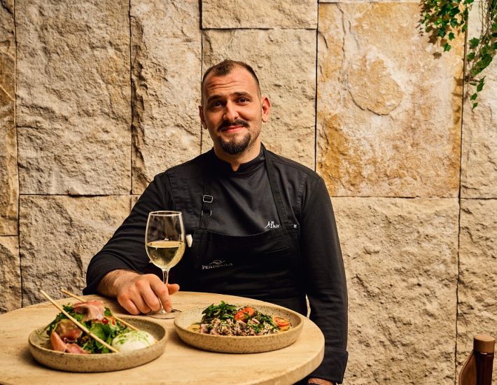 Άλκης Κουρής (Peninsula): «Θέλω να ταξιδεύω τον πελάτη σε παιδικές γευστικές του αναμνήσεις»