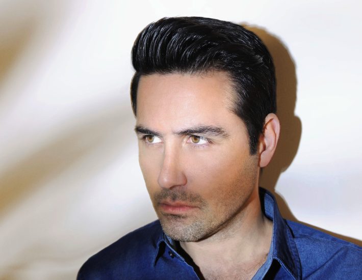 Ο Αλέξανδρος Χριστόπουλος νοσταλγεί την εποχή που ο κόσμος χόρευε χωρίς ένα κινητό στο χέρι