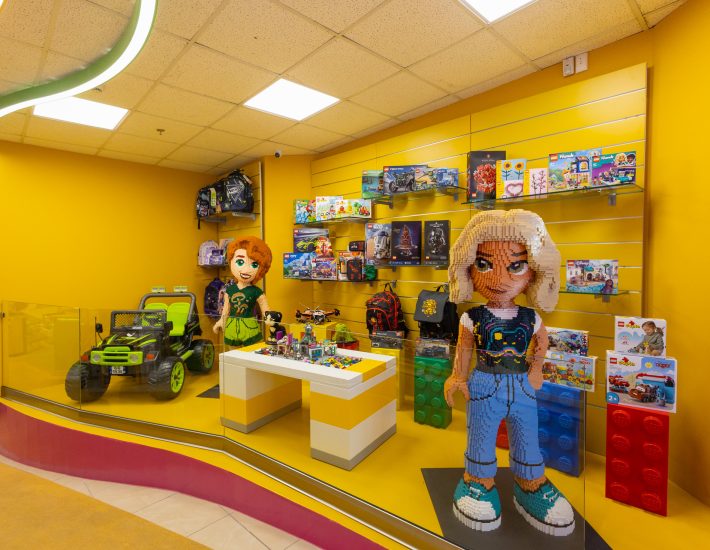 Μπήκαμε πρώτοι στο νέο τεράστιο παιχνιδάδικο της Γλυφάδας