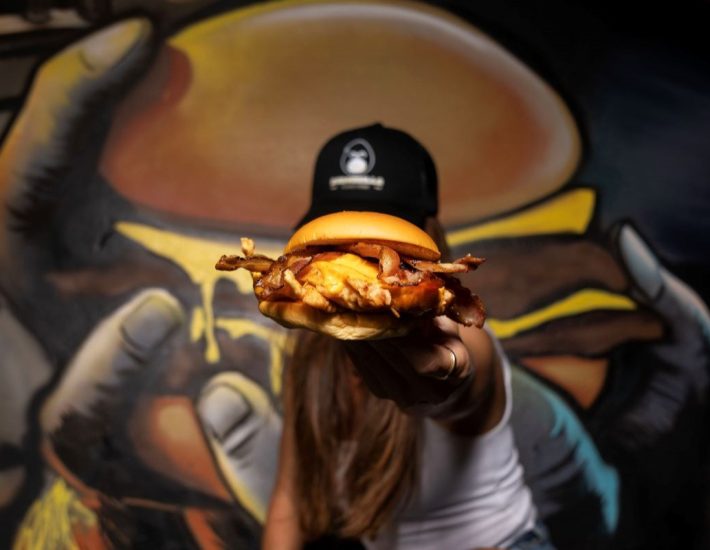 Γιατί όλοι πλέον τρέχουν στο πάρκο Φλοίσβου για smash burger;