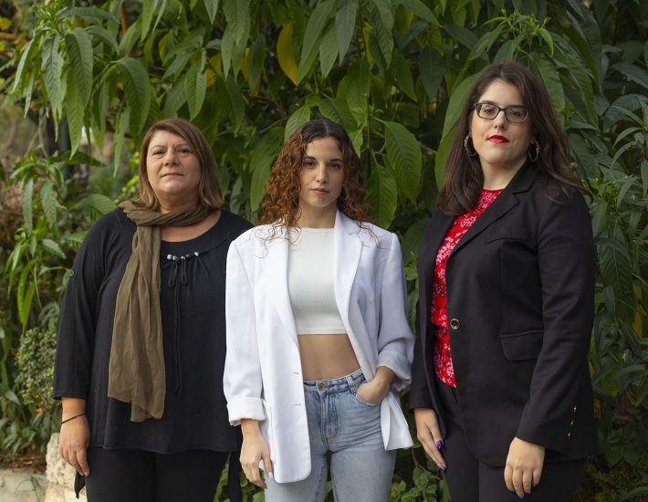 «Είμαι Εδώ»: Η ομάδα που παλεύει ώστε κάθε γυναίκα στα νότια προάστια να μπορεί να ξεφύγει από την κακοποίηση