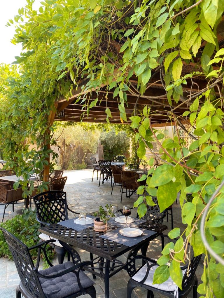 Vari Oasis Perivoli sti Vari (The orchard in Vari): Enjoy your brunch in a small ...