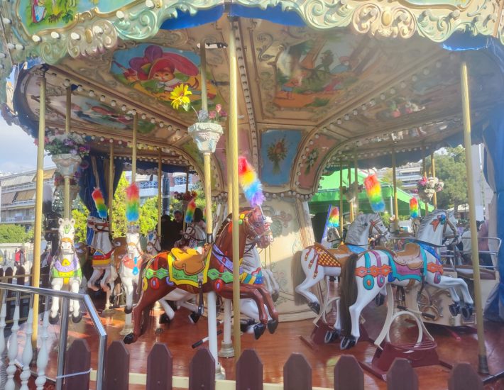 Το χριστουγεννιάτικο χωριό και το παγοδρόμιο στη Νέα Σμύρνη