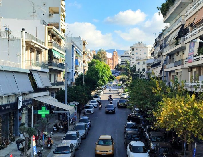 Γιατί εγκαταλελειμμένα αυτοκίνητα «πιάνουν» θέσεις στάθμευσης για μήνες – Τι κάνουν οι δήμοι