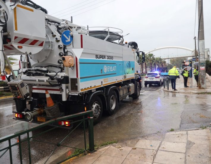 Λεωφ. Ποσειδώνος: Πλημμύρισε ξανά στο ίδιο σημείο στον Άλιμο – Όχημα της ΕΥΔΑΠ πατάει το φρεάτιο για να μην εκτιναχθεί το καπάκι