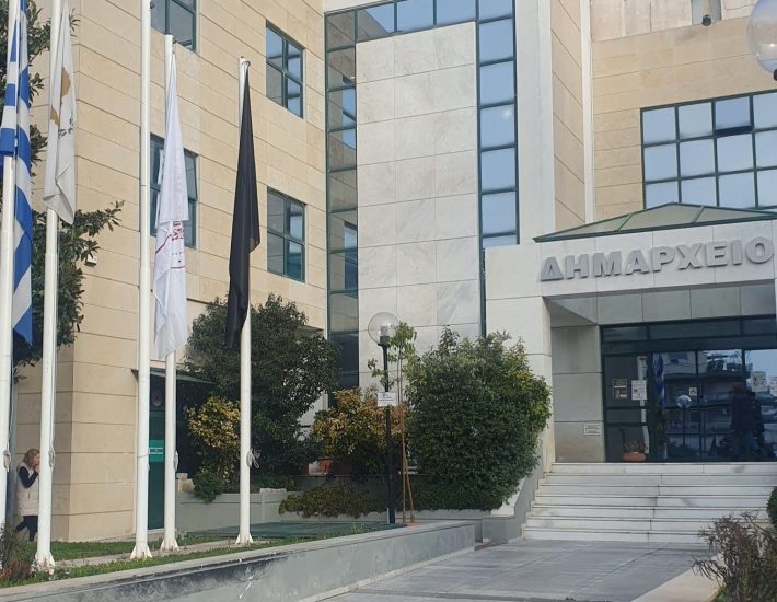 Δήμος Ηλιούπολης: Ύψωσε μαύρο πανί στη μνήμη των θυμάτων της τραγωδίας των Τεμπών