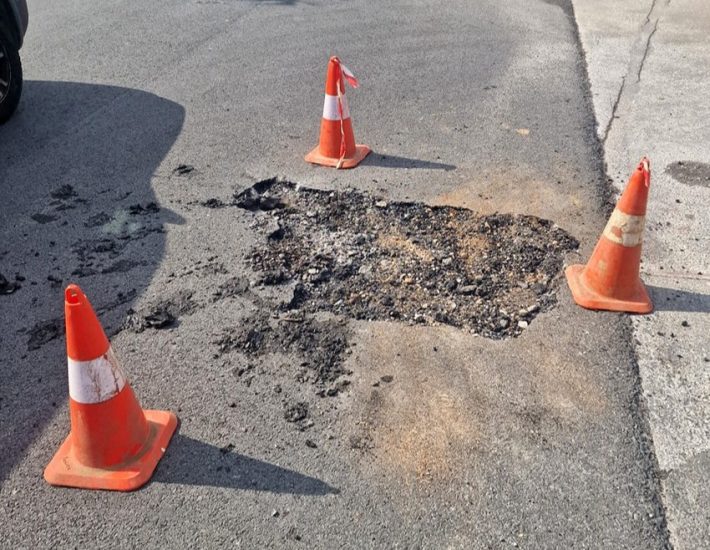 Δήμος Γλυφάδας: Επιβάλει πρόστιμο 4000 ευρώ στην ΕΥΔΑΠ για “μπάλωμα” σε δρόμο