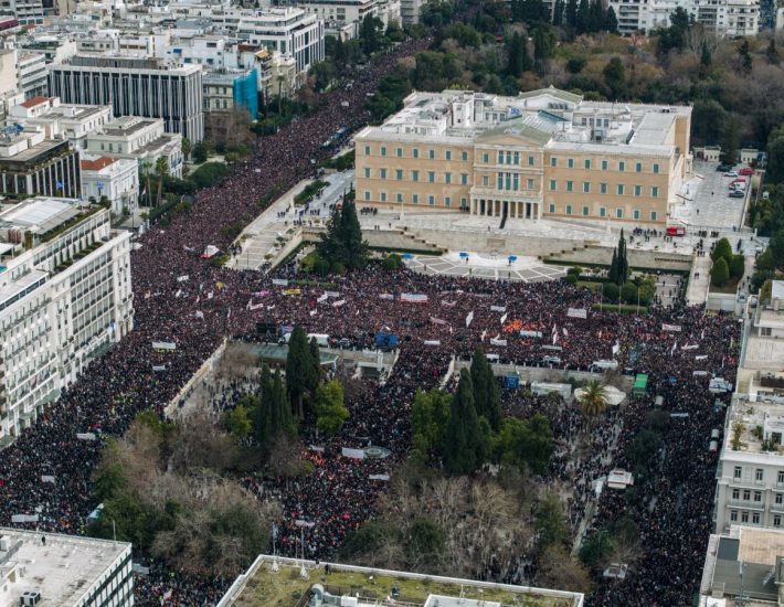 Τέμπη: Σε εξέλιξη το μεγάλο συλλαλητήριο στο Σύνταγμα – Μαζική η συμμετοχή