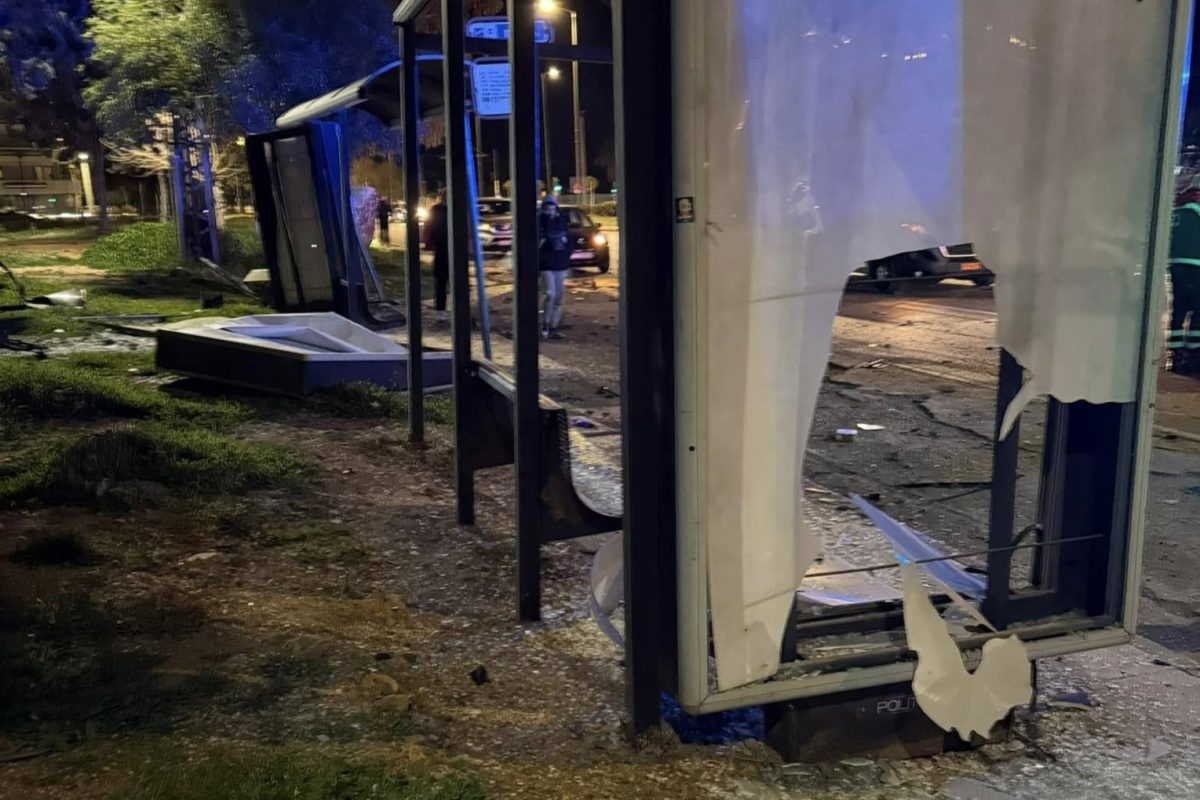 Τροχαίο στη Γλυφάδα: Αυτοκίνητο έπεσε σε στάση λεωφορείου