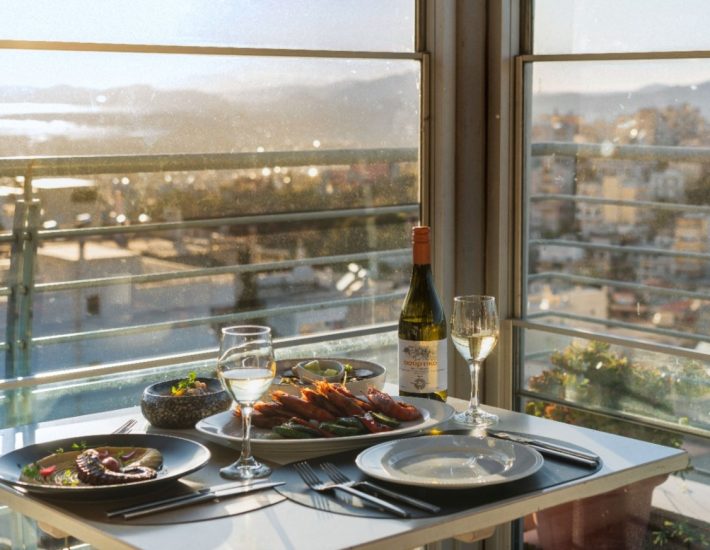 «Μπαλκόνι στις Κυκλάδες»: Αυθεντικές γεύσεις του Αιγαίου με ολόκληρη την Αθήνα στο πιάτο